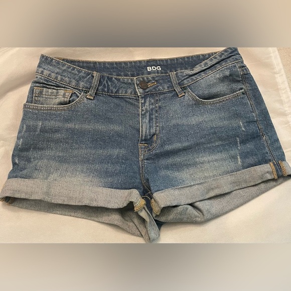 Urban Outfitters BDG Denim Shorts Midrise Shortie Distressed Med Wash Size 28 - Picture 5 of 7